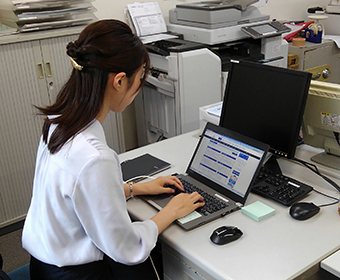 中部エリア担当営業社員が名古屋駅前支店のバックオフィスにて勤務