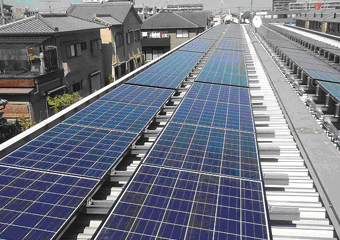 太陽光パネルを設置した集合賃貸住宅の屋根