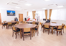あずみ苑伊勢崎 デイサービス食堂兼機能訓練室