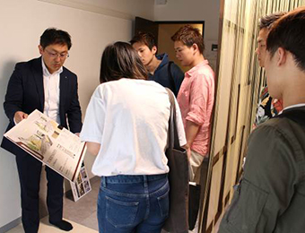 課題部屋 見学の様子